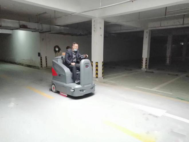 中卫小区物业保洁不用人力改用驾驶式洗地机了